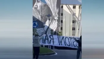 SYRI TV/ Studentët presin Ramën me protesta në QSUT, shpaloset banderola gjigante ‘Arrestoni Ramën’