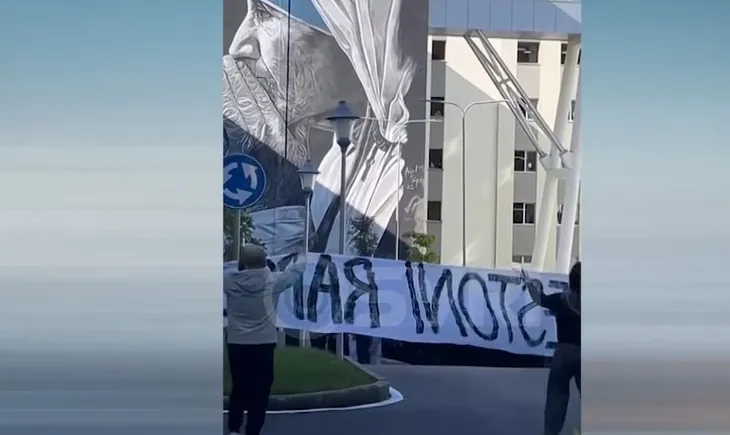 SYRI TV/ Studentët presin Ramën me protesta në QSUT, shpaloset banderola gjigante ‘Arrestoni Ramën’