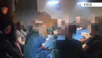 Tavolina pokeri, çipsa dhe 8 mijë euro cash, 2 të arrestuar në Fier, 16 persona të tjerë nën hetim!