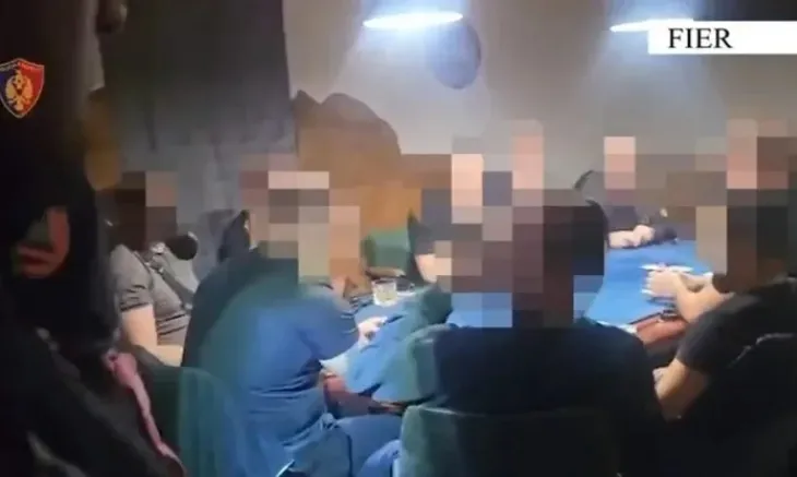 Tavolina pokeri, çipsa dhe 8 mijë euro cash, 2 të arrestuar në Fier, 16 persona të tjerë nën hetim!