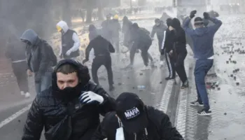 “Të dhimbshme këto imazhe”/ Alban Skënderaj në mbështetje të të rinjve, reagon për dhunën gjatë protestave: Policia të reagojë profesionalisht