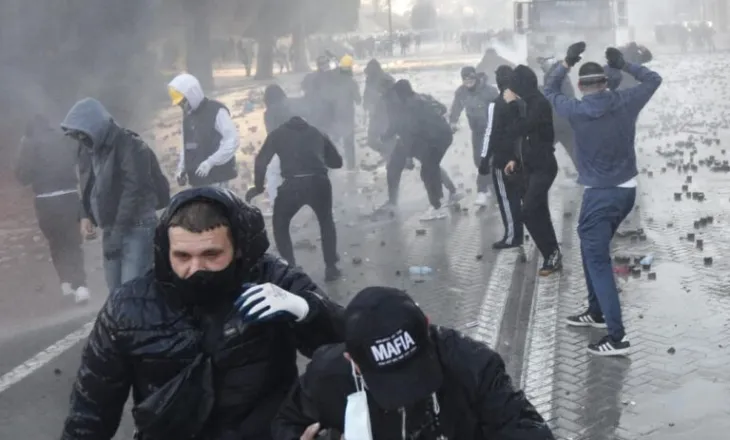 “Të dhimbshme këto imazhe”/ Alban Skënderaj në mbështetje të të rinjve, reagon për dhunën gjatë protestave: Policia të reagojë profesionalisht