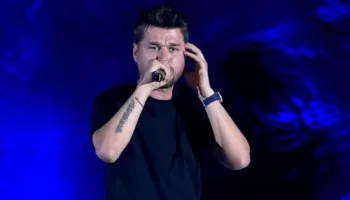 “Të dhimbshme këto imazhe”/ Alban Skënderaj në mbështetje të të rinjve