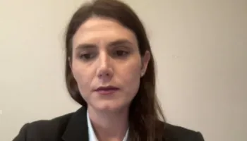 “Të distancohemi nga dhuna”- Qeveria thirrje për dialog, deputetja Muzhaqi: Të ndalet dhuna, nuk ka asnjë listë me kërkesa konkrete të studentëve!
