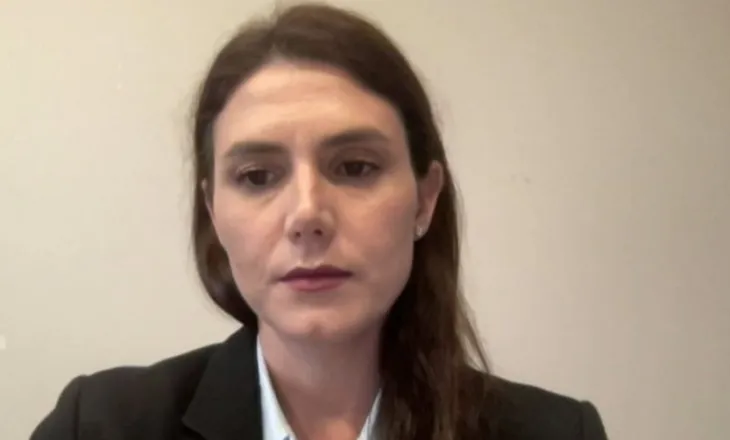 “Të distancohemi nga dhuna”- Qeveria thirrje për dialog, deputetja Muzhaqi: Të ndalet dhuna, nuk ka asnjë listë me kërkesa konkrete të studentëve!