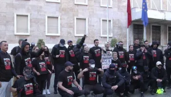 “Të gjithë jemi Erjon Vishkulli”, protestuesit në mbështetje të 28-vjeçarit të lënduar në sy (VIDEO)
