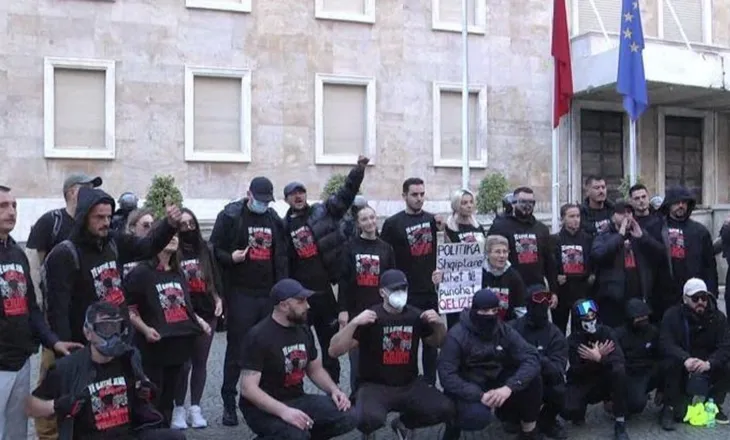 “Të gjithë jemi Erjon Vishkulli”, protestuesit në mbështetje të 28-vjeçarit të lënduar në sy (VIDEO)
