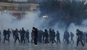 Të huaj të përfshirë në protestat në Tiranë, Nura ngre alarmin: Ka një skenar të organizuar, të zbulohet kush qëndron pas tyre