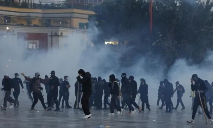 Të huaj të përfshirë në protestat në Tiranë, Nura ngre alarmin: Ka një skenar të organizuar, të zbulohet kush qëndron pas tyre