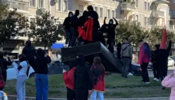 Të maskuarit e vandalizuan, deputeti Shalsi për monumentin e ‘Lahutës së Malcis’: Si lufton për të ardhmen, kur s’njeh krenaritë e vendit?
