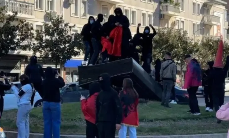 Të maskuarit e vandalizuan, deputeti Shalsi për monumentin e ‘Lahutës së Malcis’: Si lufton për të ardhmen, kur s’njeh krenaritë e vendit?