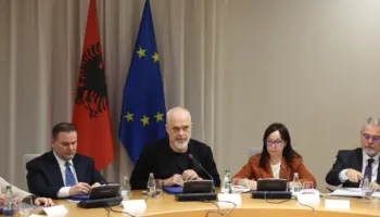 Të miturit në protesta, Rama: Dhuna nuk justifikohet, fëmijët do të qëndrojnë në shkollë deri në orën 17:00