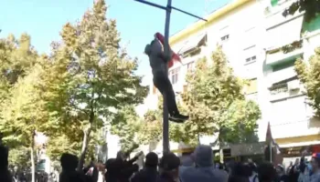 Të rinj me maska tentojnë të hipin mbi muret e Ministrisë së Arsimit, një tjetër ngjitet mbi shtyllë