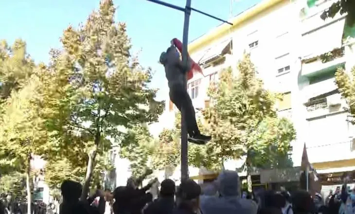 Të rinj me maska tentojnë të hipin mbi muret e Ministrisë së Arsimit, një tjetër ngjitet mbi shtyllë