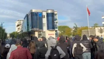 Të rinjtë bojkotojnë sërish mësimin në Lezhë, marshim në rrugët e qytetit