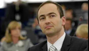 “Të rinjtë duan fundin e korrupsionit”/ Raportuesi i PPE për Shqipërinë reagon për protestat në Tiranë: Të mbrohet e drejta për të kundërshtuar pushtetin