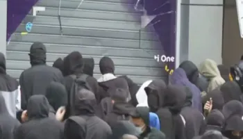 Të rinjtë me maska nuk ndalen, godasin edhe qepenet e bizneseve të mbyllura
