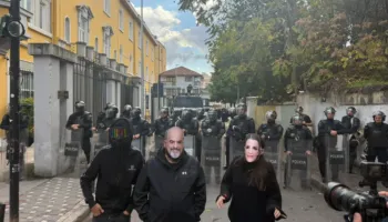Të rinjtë protestues maskohen si Belinda Balluku dhe Edi Rama, ironizojnë thirrjet për dialog