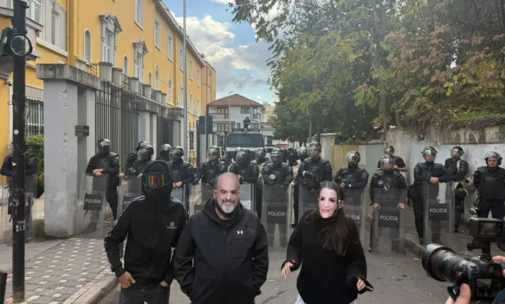 Të rinjtë protestues maskohen si Belinda Balluku dhe Edi Rama, ironizojnë thirrjet për dialog