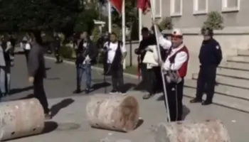 Të rinjtë zhvendosen te Kryeministria dhe rrëzojnë stolat e gurëve të Ramës: Nuk ka dialog, jep dorëheqjen!