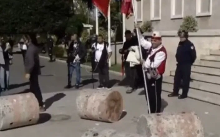 Të rinjtë zhvendosen te Kryeministria dhe rrëzojnë stolat e gurëve të Ramës: Nuk ka dialog, jep dorëheqjen!