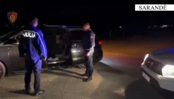 Të riut në Sarandë i gjenden 21 emigrantë në furgon, arrestohet nga policia. Merrte 2800 euro për person për të shkuar në Itali