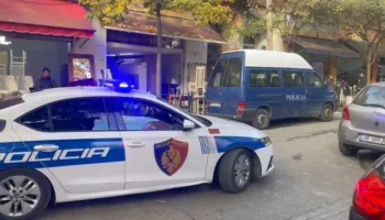 Të shtëna me armë te “Ali Demi” në Tiranë, forca të shumta policie rrethojnë një lokal