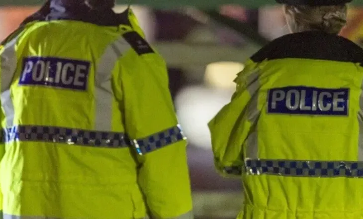 Të shtëna ndaj një polici në Britani, arrestohen katër të dyshuar