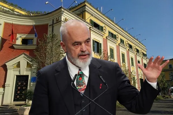 “Të varura nga taksa e ndërtimit”/ Bashkitë financojnë vetëm gjysmën e shpenzimeve, FMN kërkon reformë