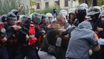 Televizioni zviceran: Protesta në Tiranë, policia dhunon studentët dhe ndaj tyre përdor autobotin me ujë