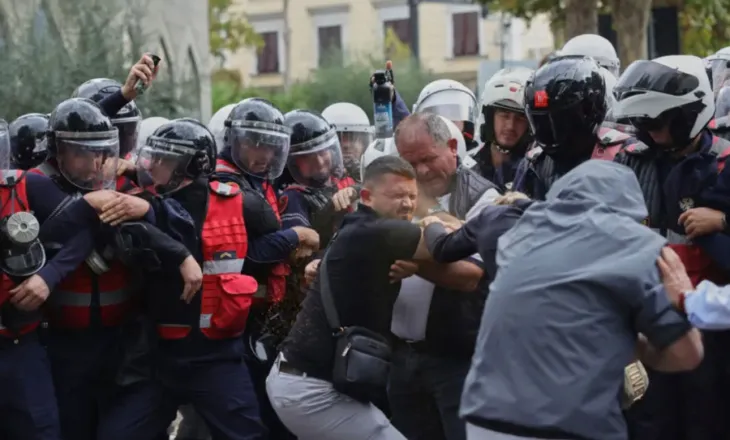 Televizioni zviceran: Protesta në Tiranë, policia dhunon studentët dhe ndaj tyre përdor autobotin me ujë