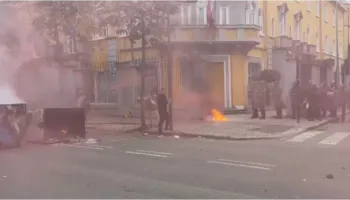 Tension në protestë para Ministrisë së Arsimit, hidhen molotov dhe gurë drejt institucionit