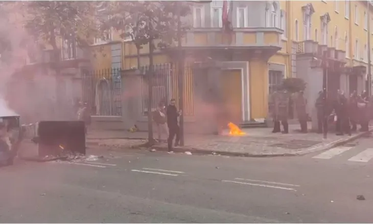 Tension në protestë para Ministrisë së Arsimit, hidhen molotov dhe gurë drejt institucionit