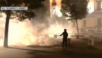 Tension pranë Ministrisë së Brendshme, protestuesit përballen me gaz lotsjellës dhe ujë
