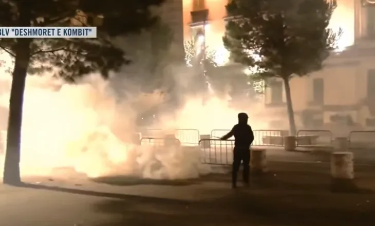 Tension pranë Ministrisë së Brendshme, protestuesit përballen me gaz lotsjellës dhe ujë