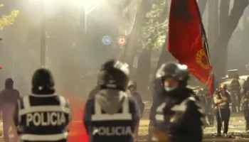 Tensione dhe flakë në Tiranë, digjen stacioni i urbanëve dhe një kioskë tjetër