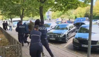 Tensione dhe në Gjirokastër, policia shoqëron disa të rinj