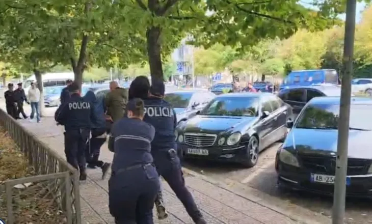 Tensione dhe në Gjirokastër, policia shoqëron disa të rinj