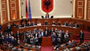 Tensione e kaos në Kuvend! Opozita godet tavolinat dhe ndez flakadanë, ndërpritet disa herë seanca