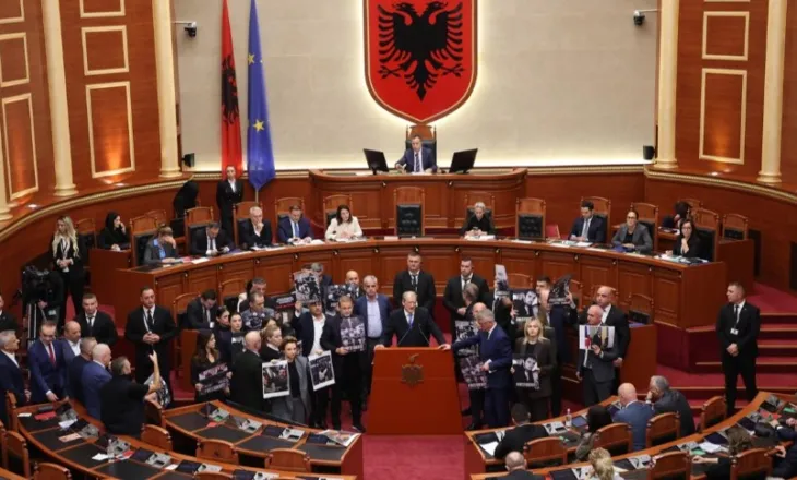 Tensione e kaos në Kuvend! Opozita godet tavolinat dhe ndez flakadanë, ndërpritet disa herë seanca