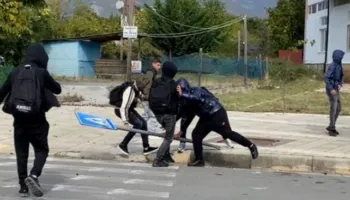 Tensione edhe në Kukës, të rinj dhe të mitur shkatërrojnë stolat e tabelat rrugore