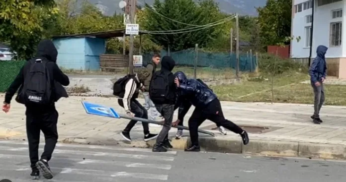 Tensione edhe në Kukës, të rinj dhe të mitur shkatërrojnë stolat e tabelat rrugore