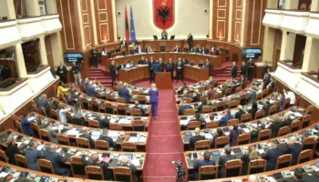 Tensione enë sallën e Kuvendit, Garda i afrohet foltores, deputetët e opozitës në këmbë