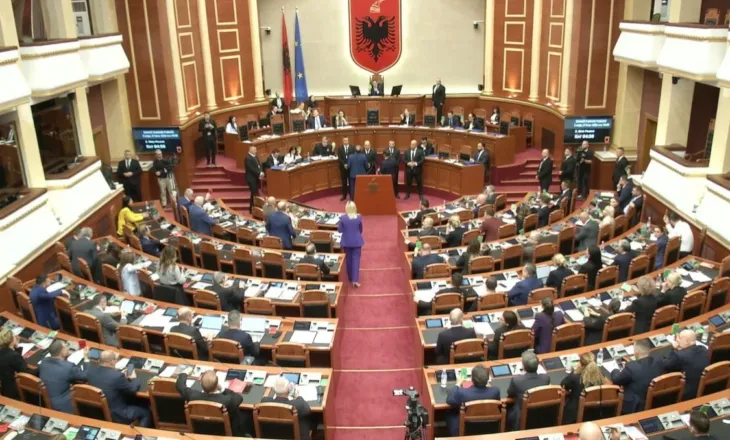 Tensione enë sallën e Kuvendit, Garda i afrohet foltores, deputetët e opozitës në këmbë