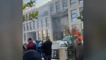 Tensione gjatë protestës në Kurbin, i vihet zjarri Bashkisë