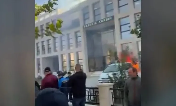 Tensione gjatë protestës në Kurbin, i vihet zjarri Bashkisë