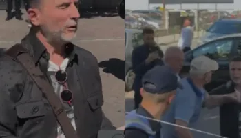 Tensione jashtë Kuvendit, banorët e Memaliajt përplasen me Braçen, i hedhin ujë në fytyrë (VIDEO)