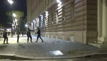 Tensione në bulevard, protestuesit thyejnë xhamat e Kryesisë së Kuvendit