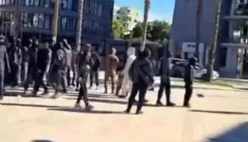 Tensione në Durrës, të rinjtë vendosen para Bashkisë, Policia nis shoqërimet