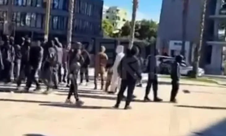 Tensione në Durrës, të rinjtë vendosen para Bashkisë, Policia nis shoqërimet